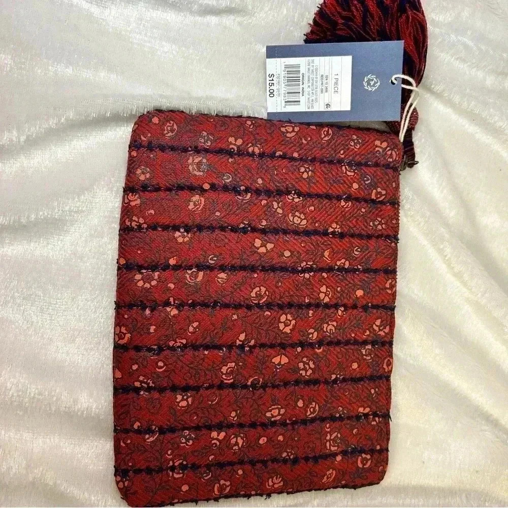 Ladies Universal thread clutch bag/make up bag.NWT. Burgundy, navy blue floral